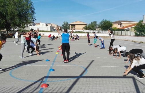 Escolares realizando ejercicio físico, en el patio de un colegio.
