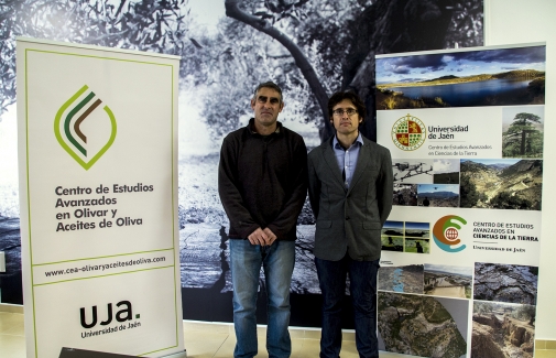 Roberto García, a la izquierda, junto al investigador Julio Calero, del Centro de Estudios Avanzados en Ciencias de la Tierra.