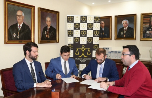 Firma del convenio entre ADEDEJA y GAJ Jaén.