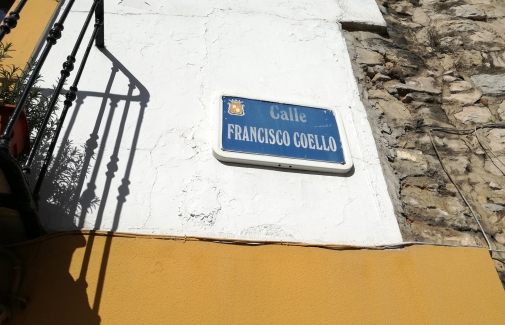 Placa de la calle Francisco Coello.
