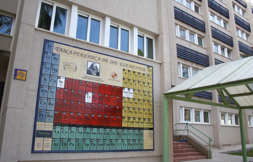Azulejos de la Tabla Periódica de los Elementos Químicos, en la fachada del Edificio B3.