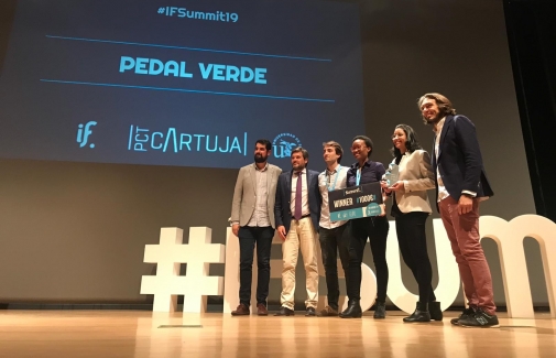 Ganadores de Premio Innovación por el proyecto 'Pedal Verde', durante el acto.