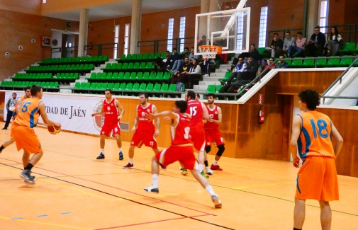 Un partido de baloncesto disputado por el equipo de la UJA.