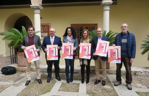 Foto de familia de los representantes de las instituciones, que participarán en la Feria del Libro de Jaén.