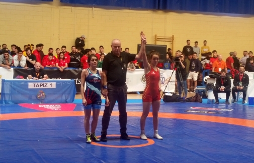 Ana María Torres, a la derecha, campeona en categoría -55 kg.