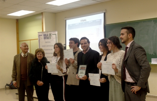 Responsables institucionales, con el alumnado premiado. Foto: José Ignacio Fernández Entrambasaguas