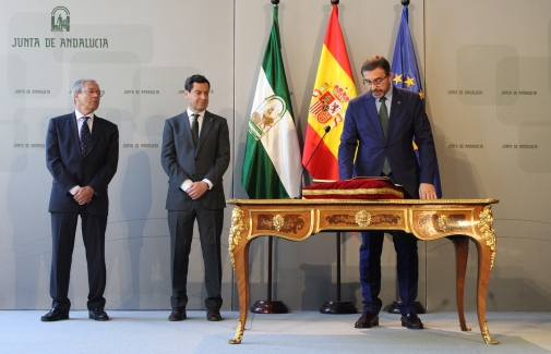 El Rector Juan Gómez toma posesión de su cargo. Foto: Gabinete Comunicación UJA (C.Q.R.).