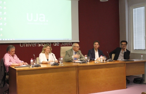 Intervención de Manuel Parras, junto a los participantes en la primera mesa redonda. Foto: José Ignacio Fernández.