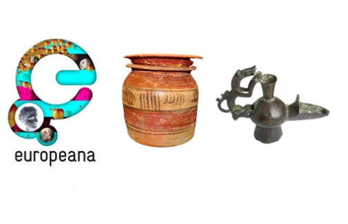 Logo de Europeana, junto a dos piezas arqueológicas, una íbera y otra islámica.