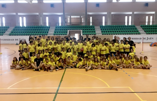 El Rector, representantes institucionales y monitores, con los participantes en la Escuela Deportiva de Verano de la UJA.