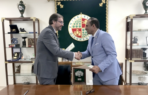 Los rectores de ambas universidades, tras la firma del protocolo general de actuación.