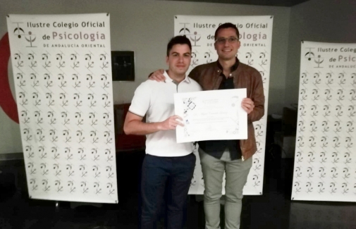 Miguel Camacho, a la izquierda, autor del trabajo, junto a su tutor, Pere Castellví, con el premio recibido.
