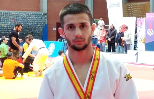 Eduardo Ordóñez, con la medalla de subcampeón universitario de España.