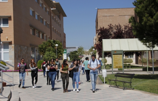 Estudiantes en el Campus Las Lagunillas.