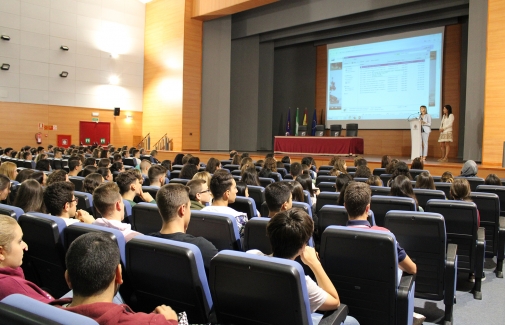 Intervención de la Vicerrectora de Estudiantes, dando la bienvenida.