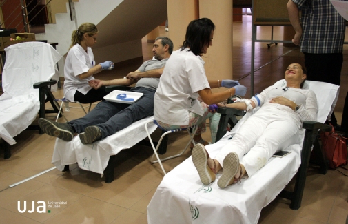 Dos donantes de sangre, esta mañana en la Universidad de Jaén