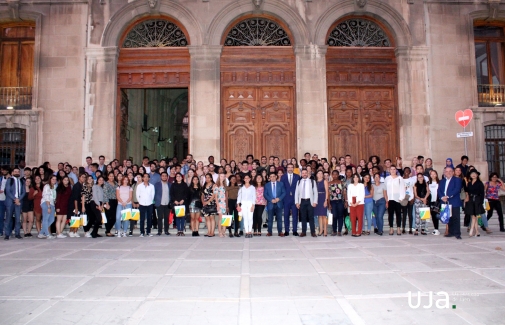 Foto de familia de los estudiantes de internacional con las autoridades