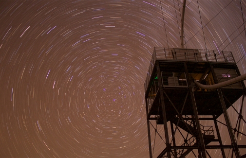 Fotografía nocturna de la torre de acceso del LST-1, diseñada por la UJA.