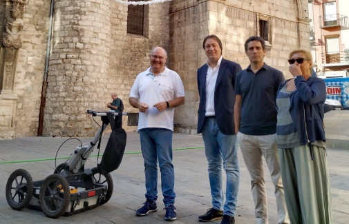 Los investigadores de la UJA, junto al concejal del Ayuntamiento de Jaén.