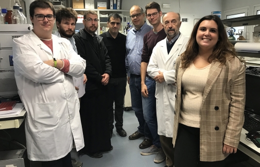 Investigadores que participan en el proyecto, en un laboratorio de la UJA.