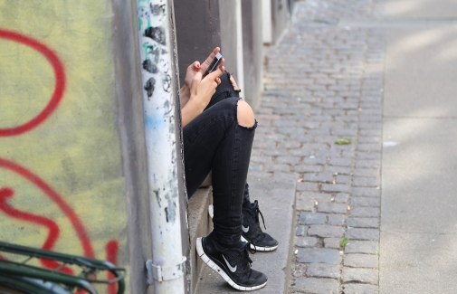 Una chica, con su teléfono móvil.