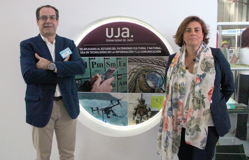 L. Alfonso Ureña y María Teresa Martín, en el stand de la UJA en Tierra Adentro.
