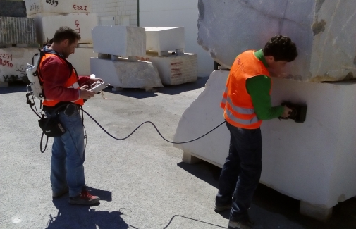 Pruebas de impacto eco en una piedra.