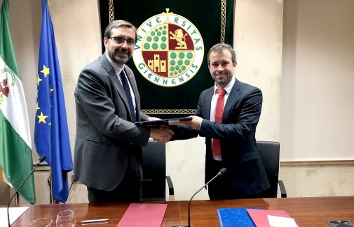 El Rector de la UJA y el alcalde de Jaén, tras la firma.