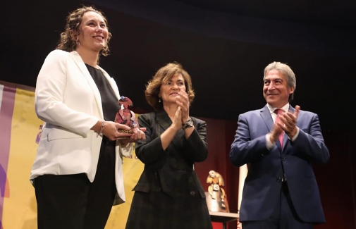 Antonia García, con el premio, junto a Carmen Calvo y a Lucrecio Fernández, delegado del Gobierno en Andalucía