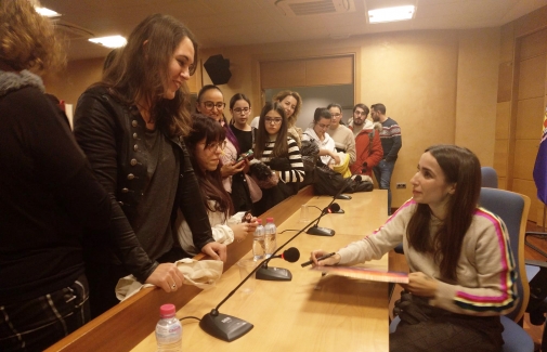 La artista Zahara firma discos al término de la entrevista.