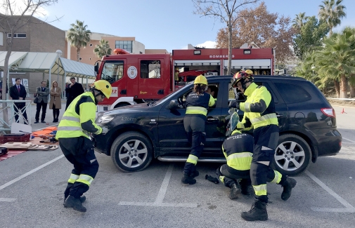 Simulacro de rescate de un vehículo a cargo de los bomberos.