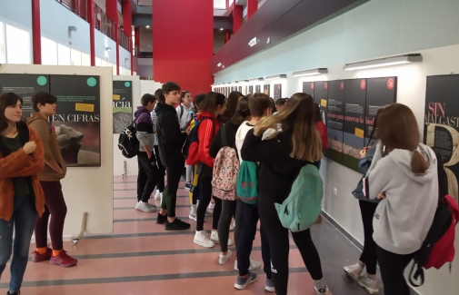 Estudiantes de Bachillerato visitan la exposición 'Los enlaces de la vida'.