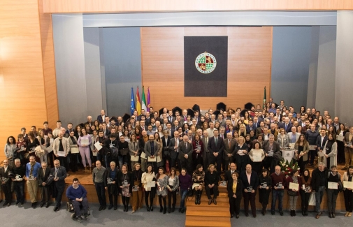 Representantes institucionales de la UJA y personal reconocido, en el Aula Magna.
