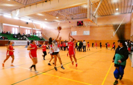 Partido de baloncesto femenino disputado la pasada edición.