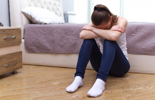 Una joven en su habitación.