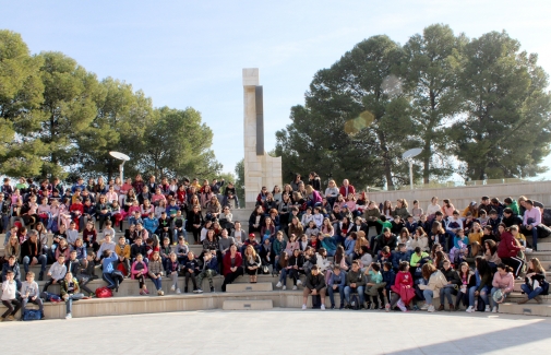 Organizadores, investigadoras y escolares participantes, en la Plaza de los Pueblos de la UJA.