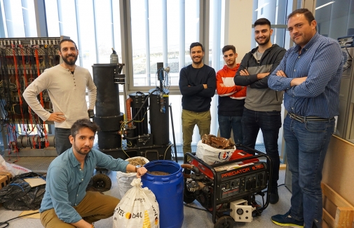 David Vera, de pie en el centro, junto al resto de componentes del equipo que trabaja en este proyecto.