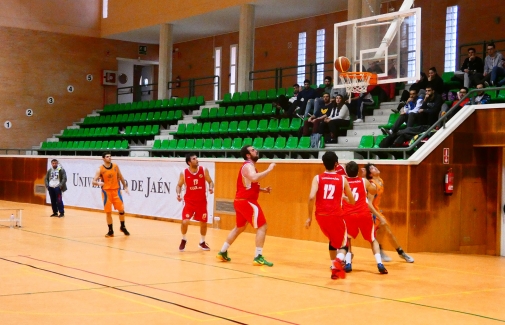 Partido de baloncesto del equipo masculino de la UJA.