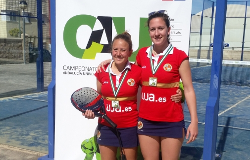 Marta Porras, a la izquierda, junto a Nuria Cobo, campeonas andaluzas universitarias.