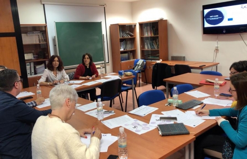 Las investigadoras de la UJA Beatriz Montes y María Aranda, a la derecha, en una de las entrevistas grupales.