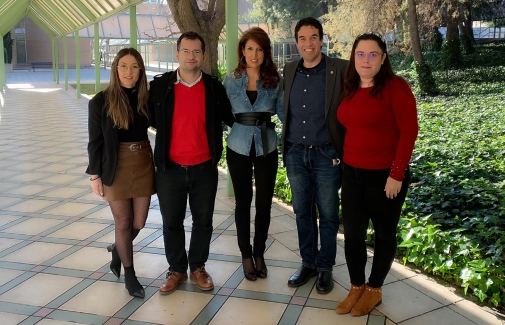 La responsable de los proyectos María Luisa Pérez, en el centro, junto al resto de miembros de su grupo de investigación.