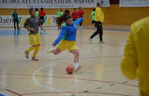 Alba María Domínguez calienta antes de un partido