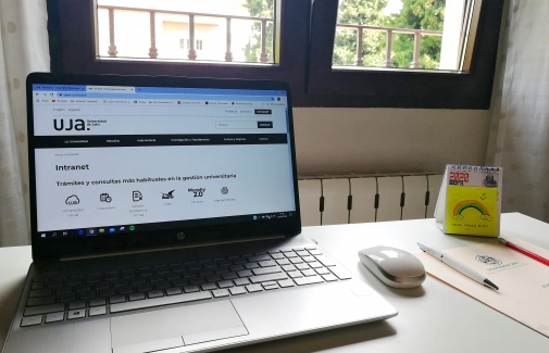 Imagen de un ordenador con la página de intranet de la UJA. Foto: M.C.M.