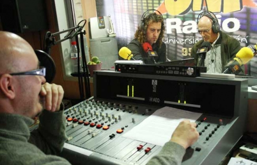 Julio A. Olivares, en los estudios de UniRadio Jaén realizando una entrevista.