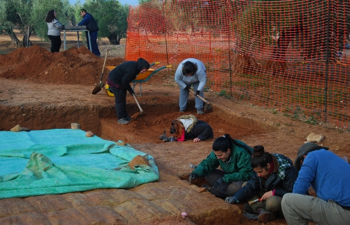 Alumnado del Grado de Arqueología de la UJA, excavando en el Arco de Augusto.