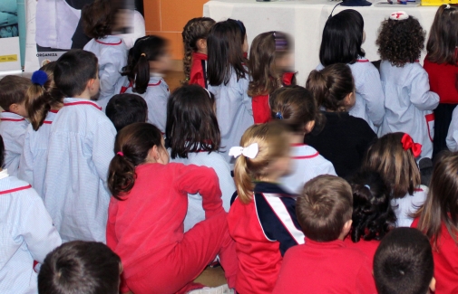 Foto de archivo de escolares en una actividad.