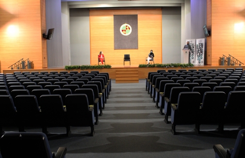 Aspecto del Aula Magna del Campus Las Lagunillas, en la Jornada virtual de recepción de estudiantes de nuevo ingreso