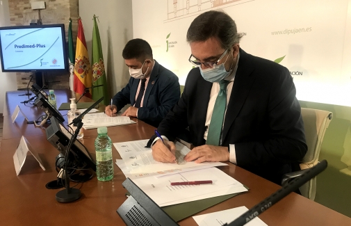 Firma del convenio entre el Rector de la UJA y el presidente de la Diputación.