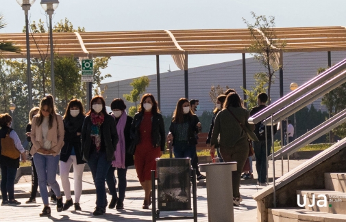Alumnado de la Universidad de Jaén, en el Campus Las Lagunilllas. Fotografía: Gema Gómez Duro