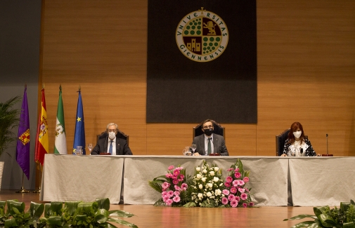 El Rector de la UJA, junto a otras autoridades, en el solemne acto de apertura del curso académico 2020-2021